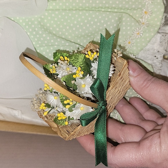 NWT Limited Edition Porcelain Romantic Flower Maidens "Daisy" 1990 - Picture 5 of 12